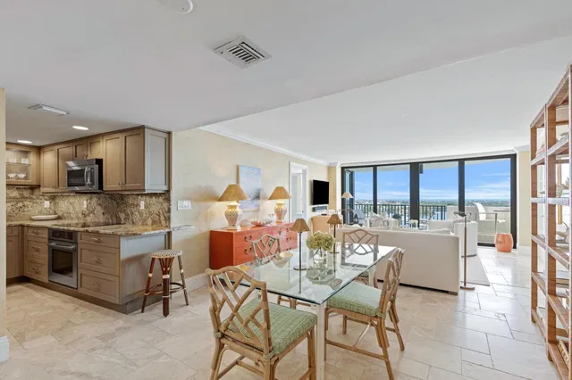 Trianon Unit 1402 photo 5