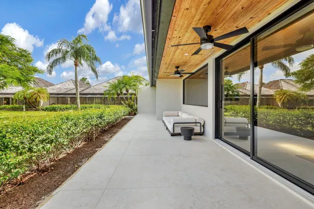 Pebblewood Residence photo 35