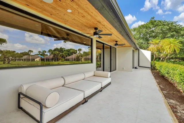 Pebblewood Residence photo 36