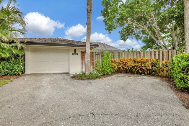 Pebblewood Residence photo 38