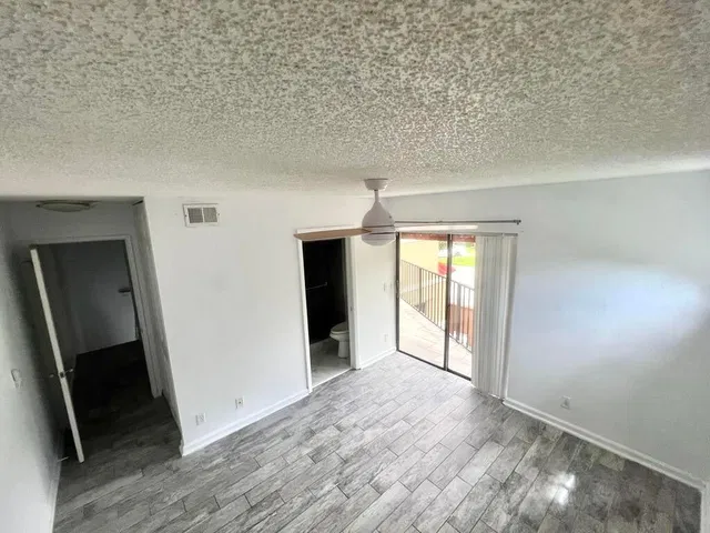 Unit B photo 8