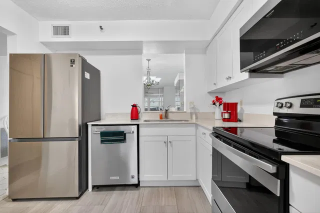  Unit 605 photo 9