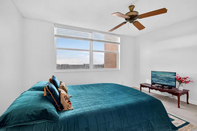  Unit 605 photo 22