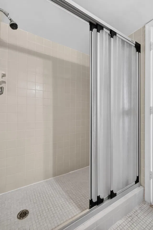  Unit 605 photo 26