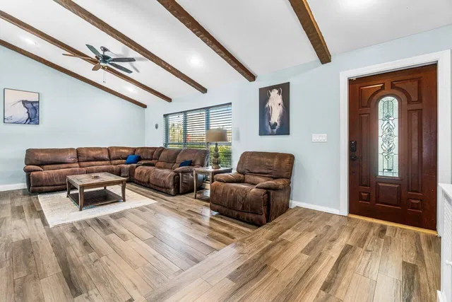 Residence photo 3