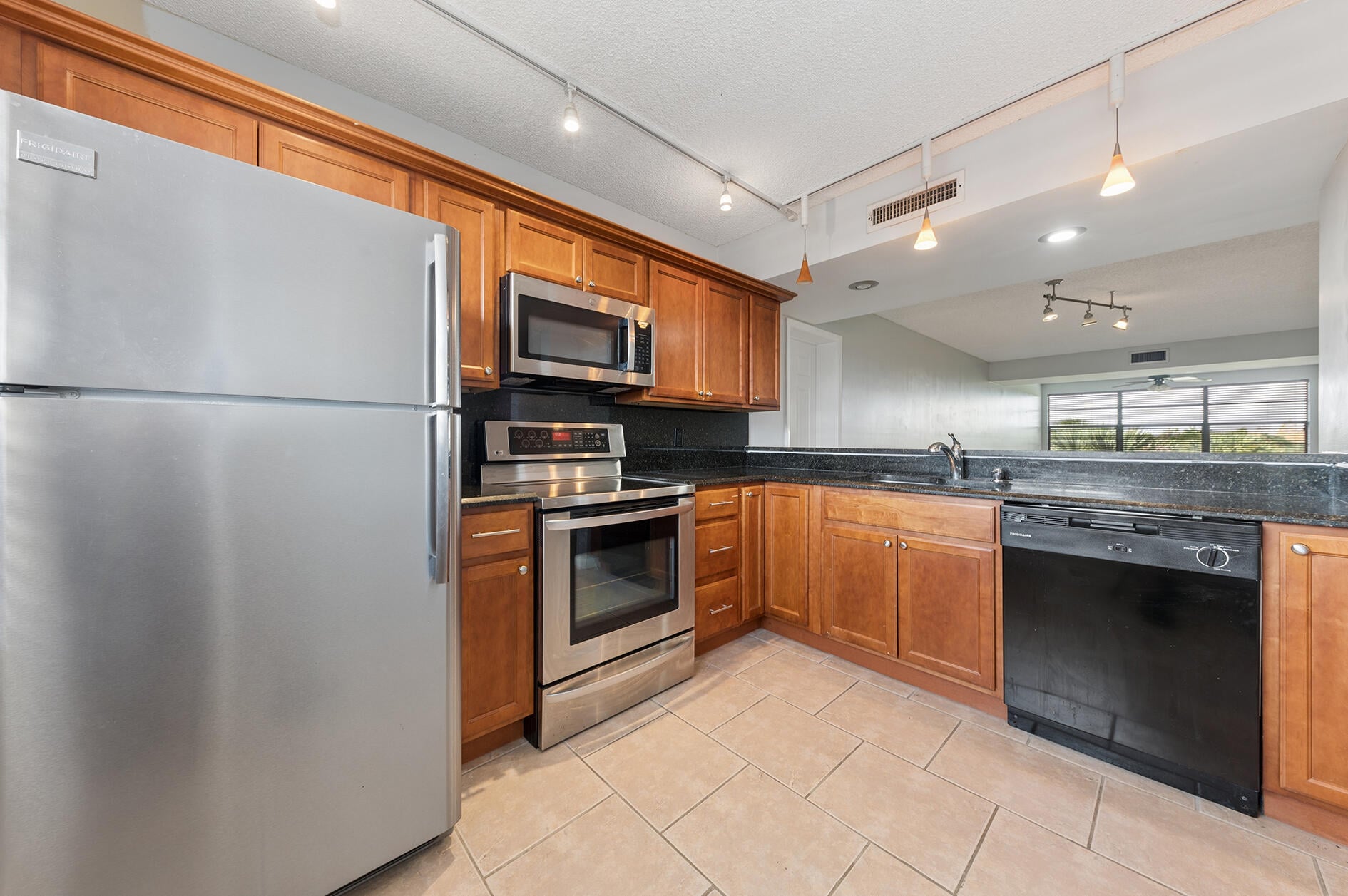 Unit 402 photo 3