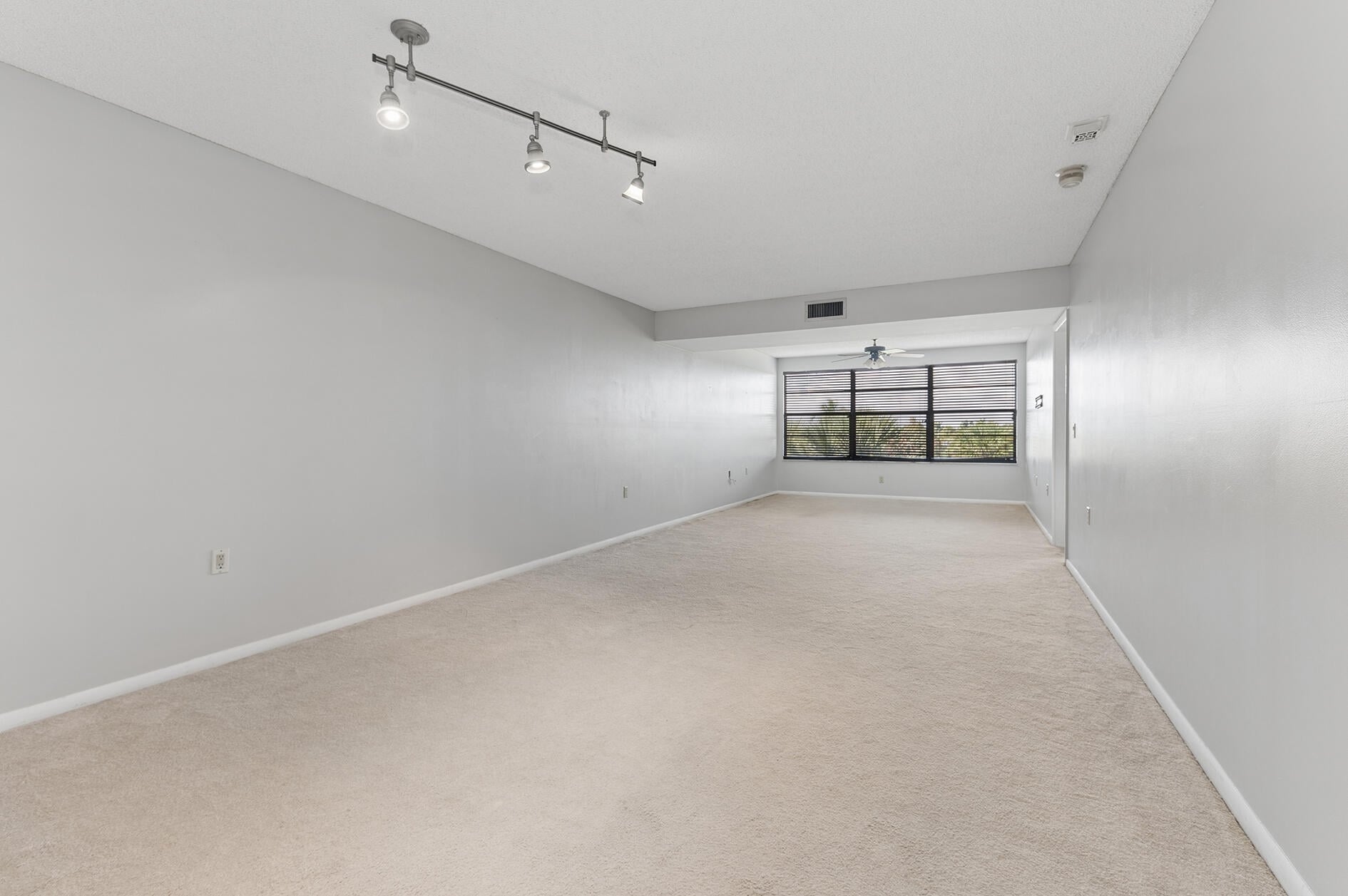 Unit 402 photo 4