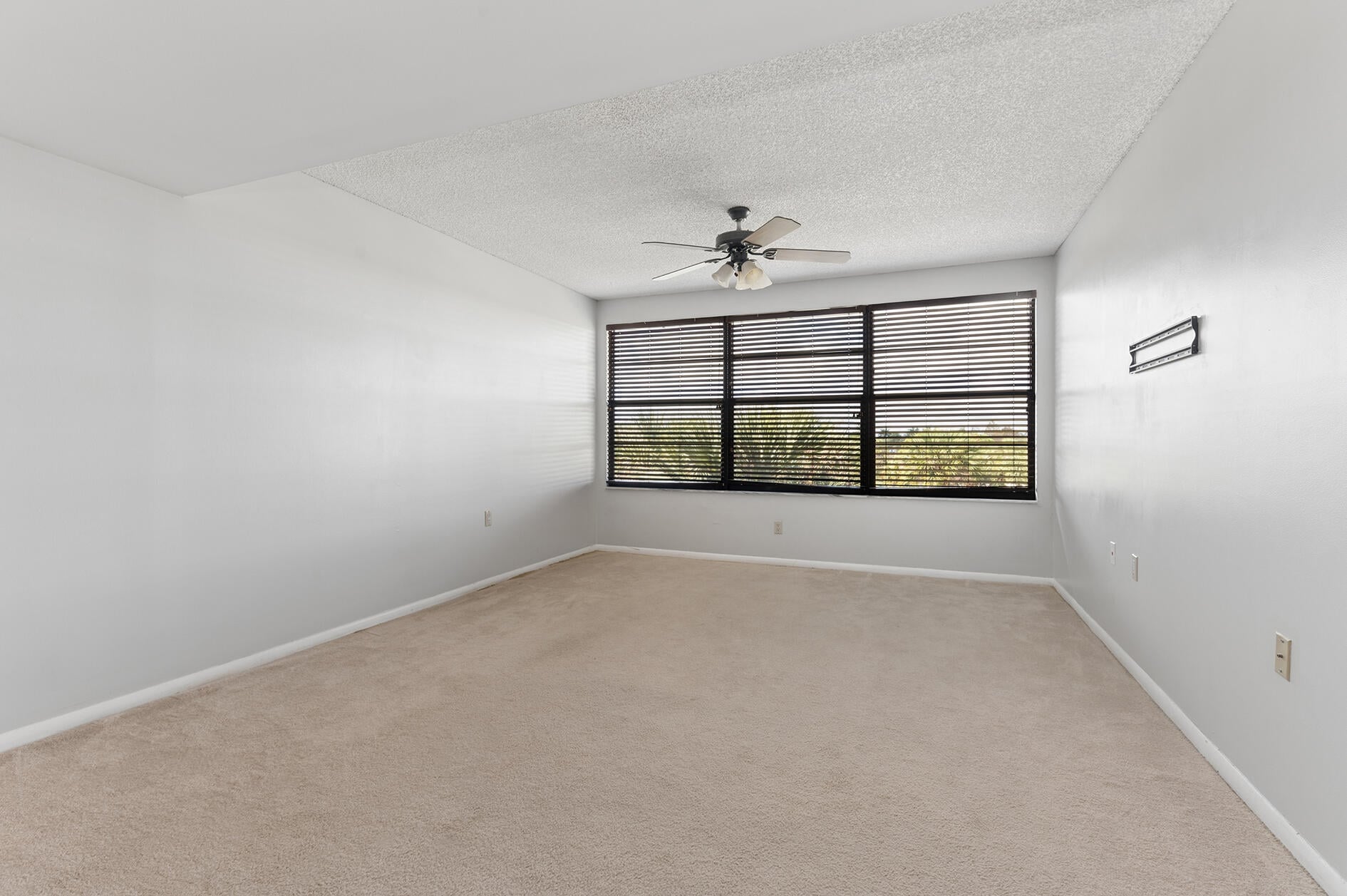 Unit 402 photo 6