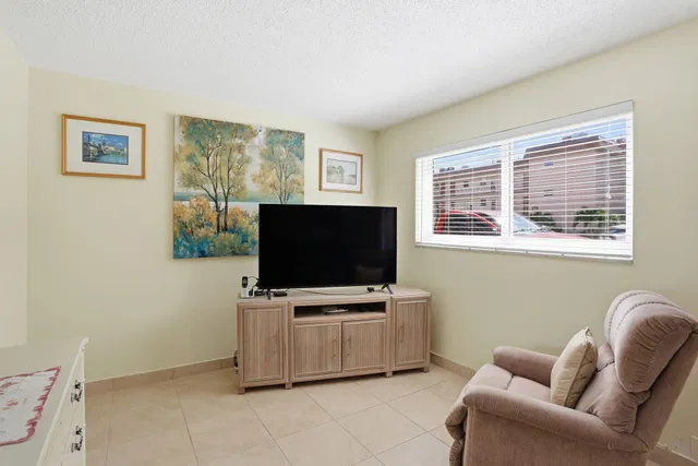 Unit 113 photo 8