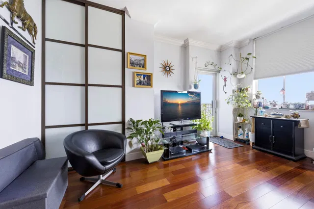 The Strand Unit 1004 photo 8
