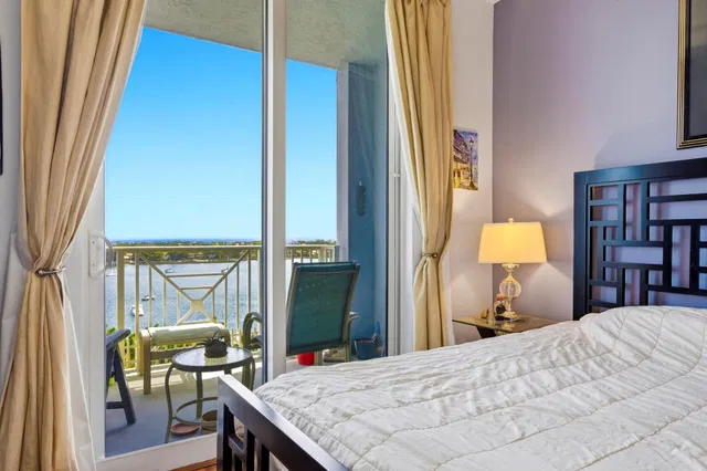 The Strand Unit 1004 photo 9