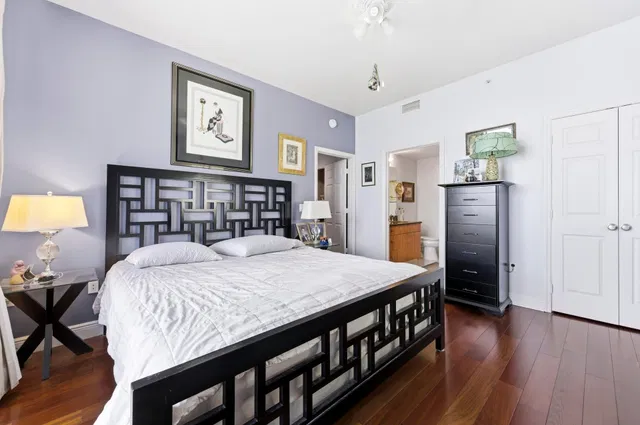 The Strand Unit 1004 photo 10
