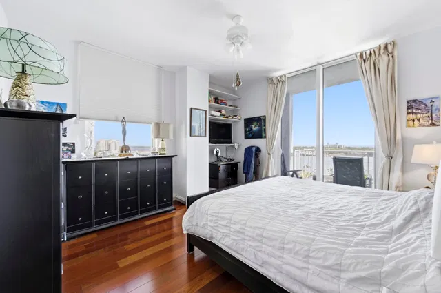 The Strand Unit 1004 photo 11