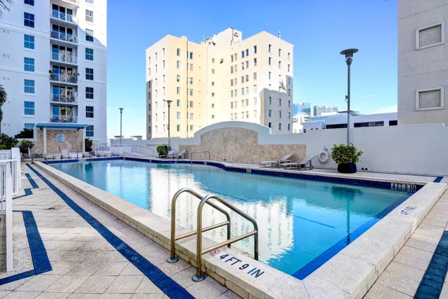 The Strand Unit 1004 photo 14