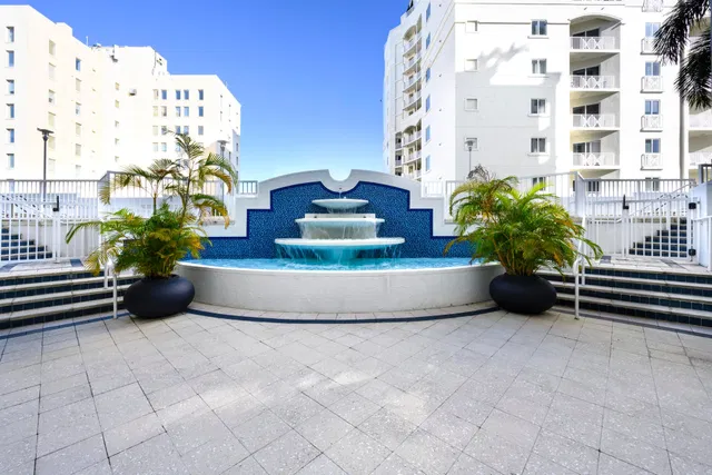 The Strand Unit 1004 photo 15