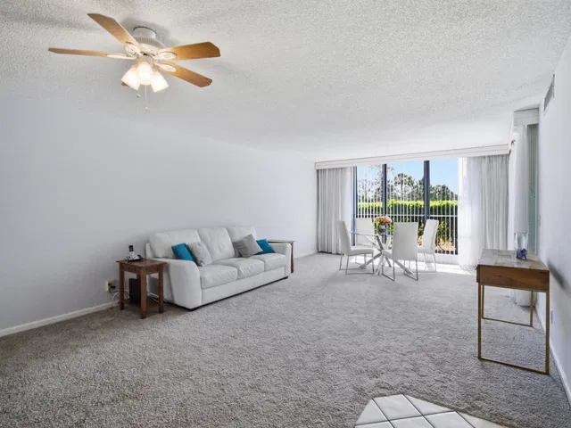 Unit 104 photo 4