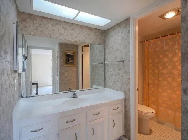 Unit 104 photo 14