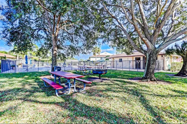 Unit C photo 21
