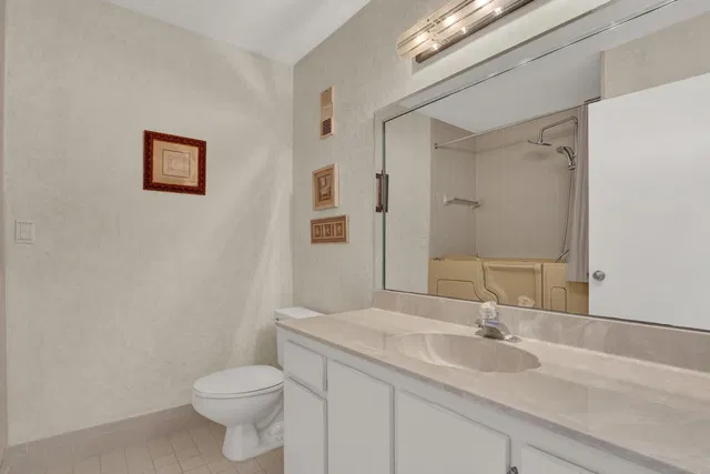 Unit B photo 28