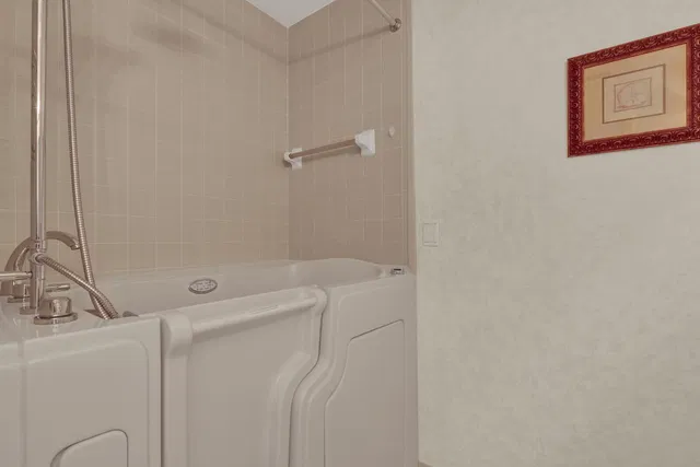 Unit B photo 29