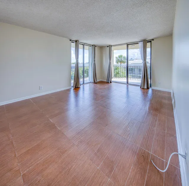 Unit 412 photo 8