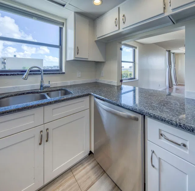 Unit 412 photo 18