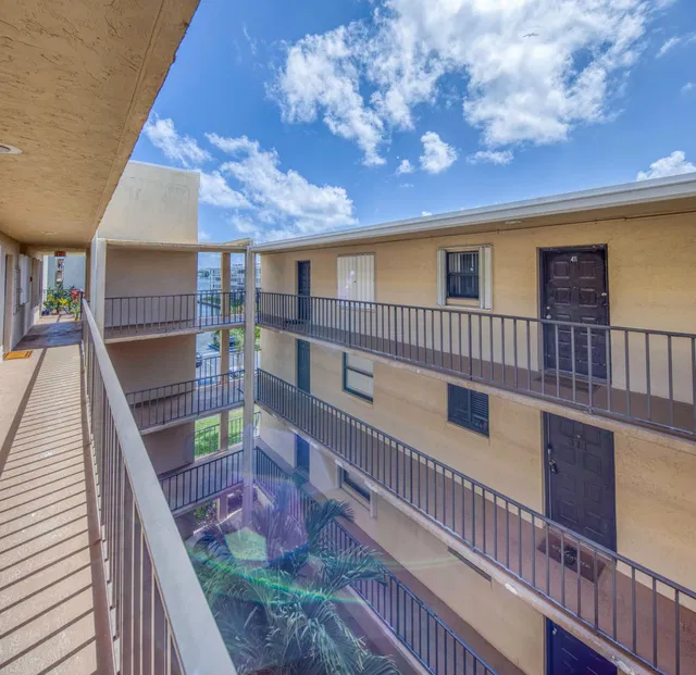 Unit 412 photo 32
