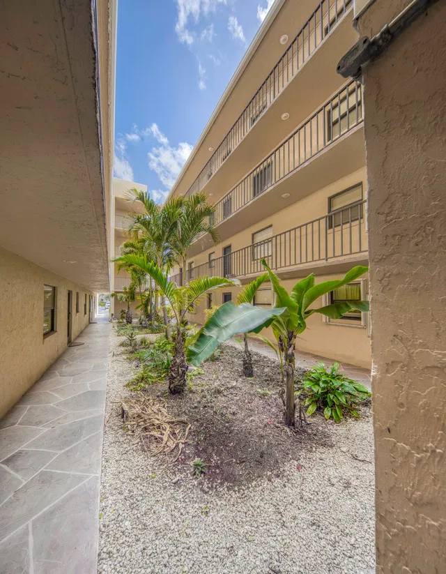 Unit 412 photo 33