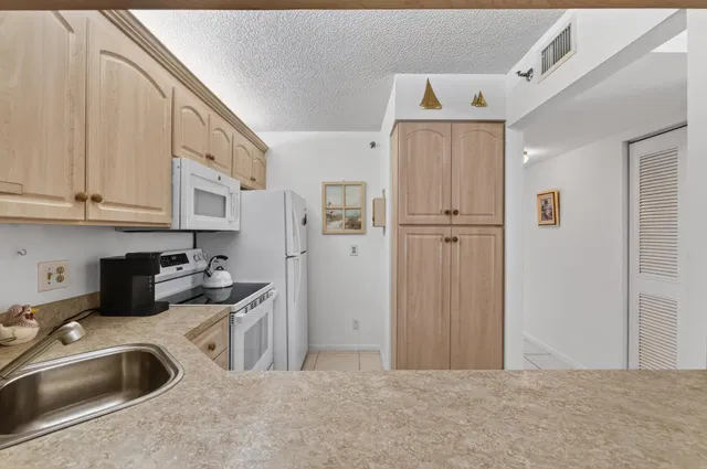 Unit B2 108 photo 6