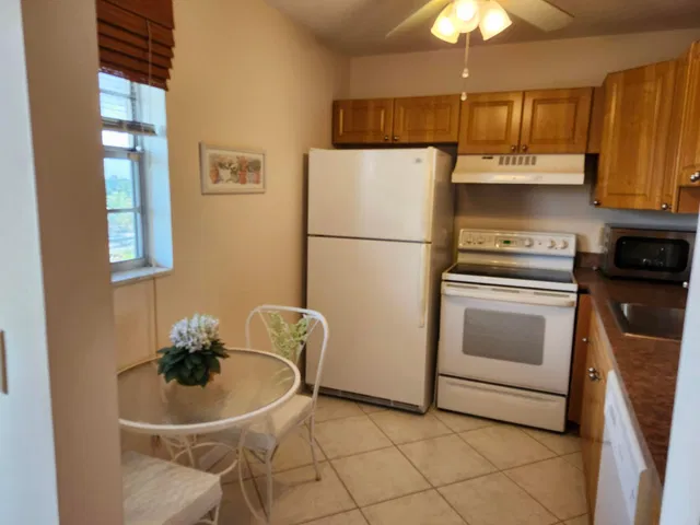 Unit 408 photo 3