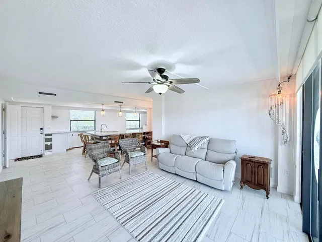Unit 407 photo 5