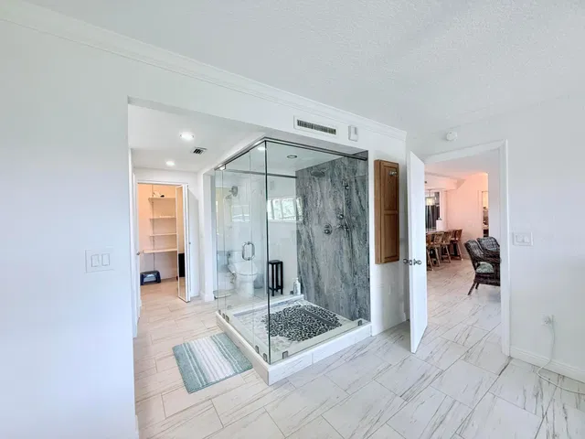 Unit 407 photo 11