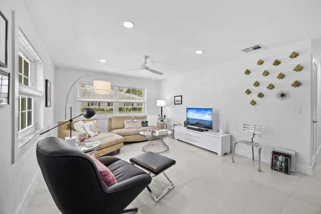 Unit 233 photo 6