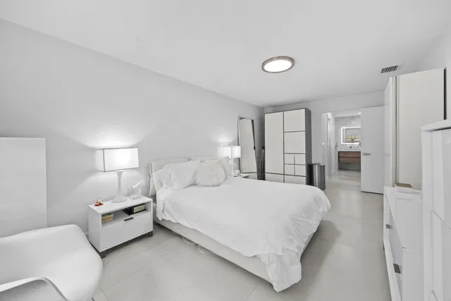 Unit 233 photo 8
