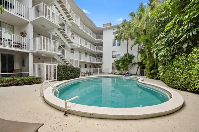 In-Town Palm Beach Unit 2010 photo 15