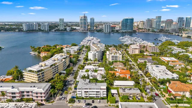 In-Town Palm Beach Unit 2010 photo 39