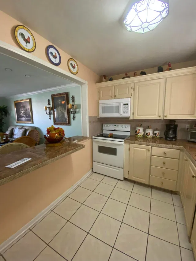 Unit 302 photo 3