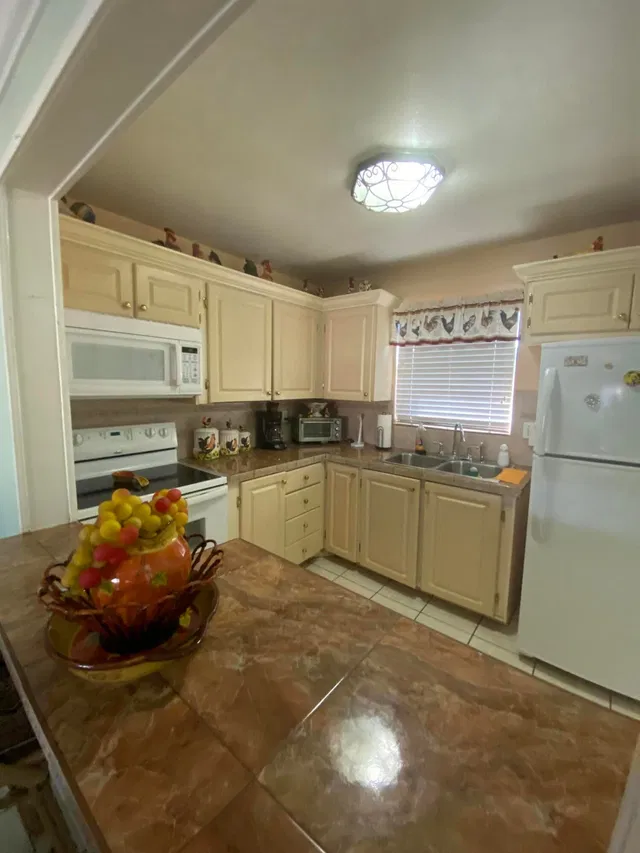 Unit 302 photo 4