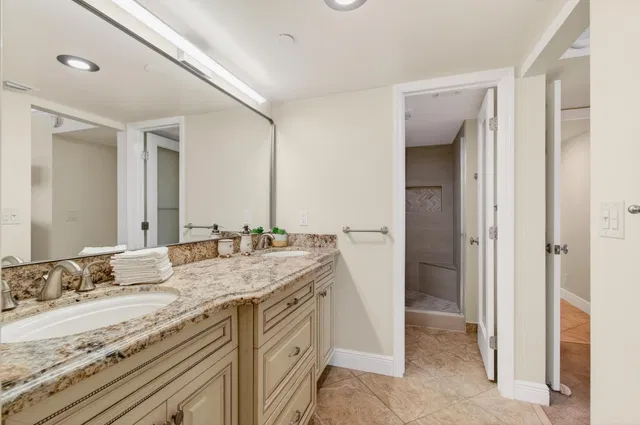  Unit 602 photo 17