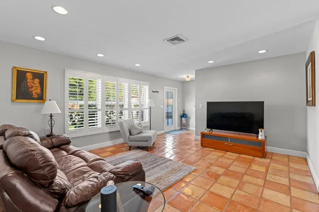 Residence photo 2