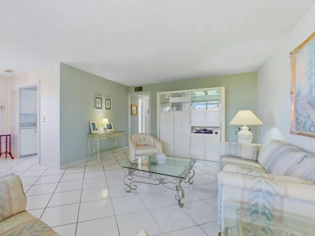 Unit 212 photo 8