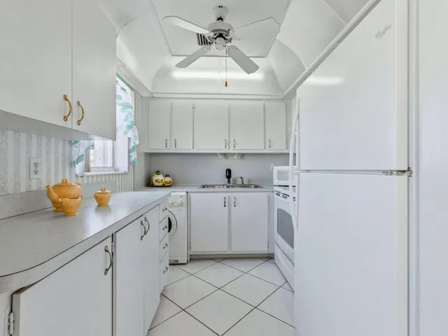 Unit 212 photo 16