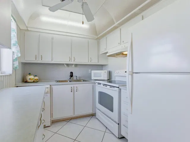 Unit 212 photo 18
