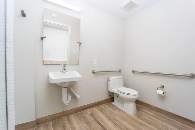 Unit 211 photo 8