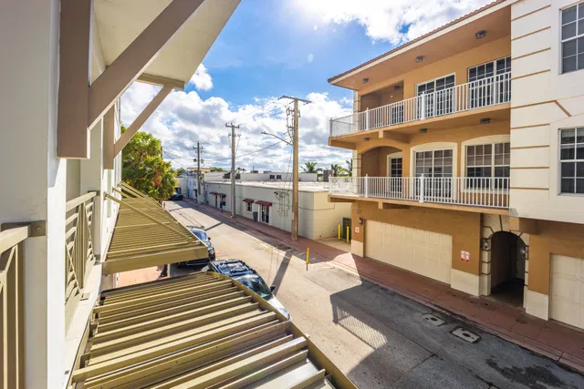 Unit 211 photo 11
