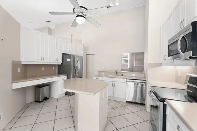 Eastpointe Country Club Residence photo 9