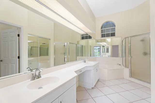 Eastpointe Country Club Residence photo 24