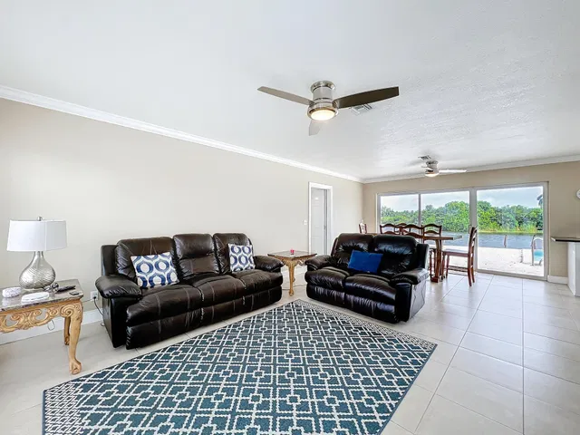 Residence photo 3