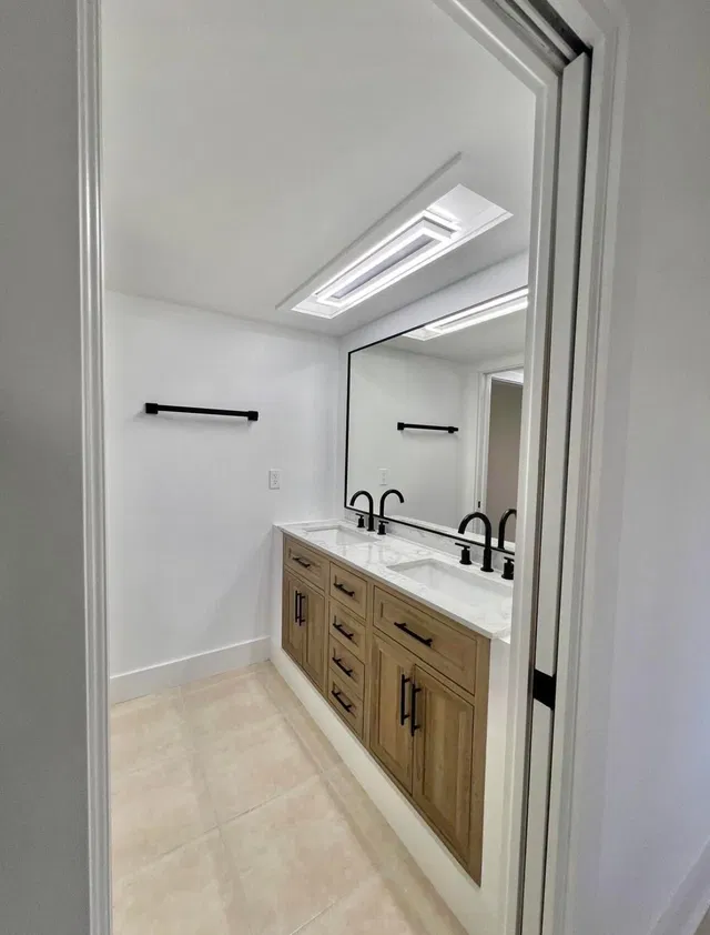 Unit 104 photo 19