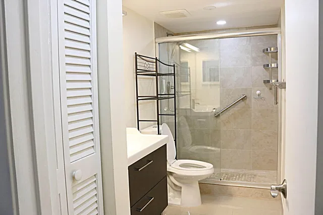 Unit 1070 photo 5